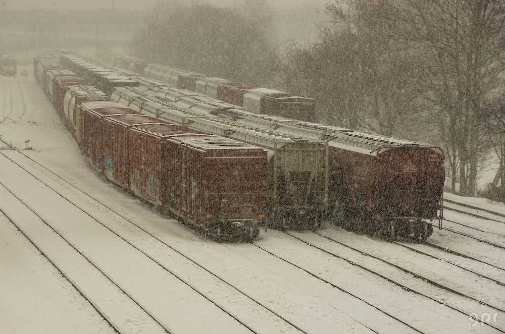 Trenes bajo una tormenta de nieve