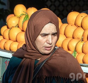 Mujer y naranjas junto a la puerta de Bou Jeloud,