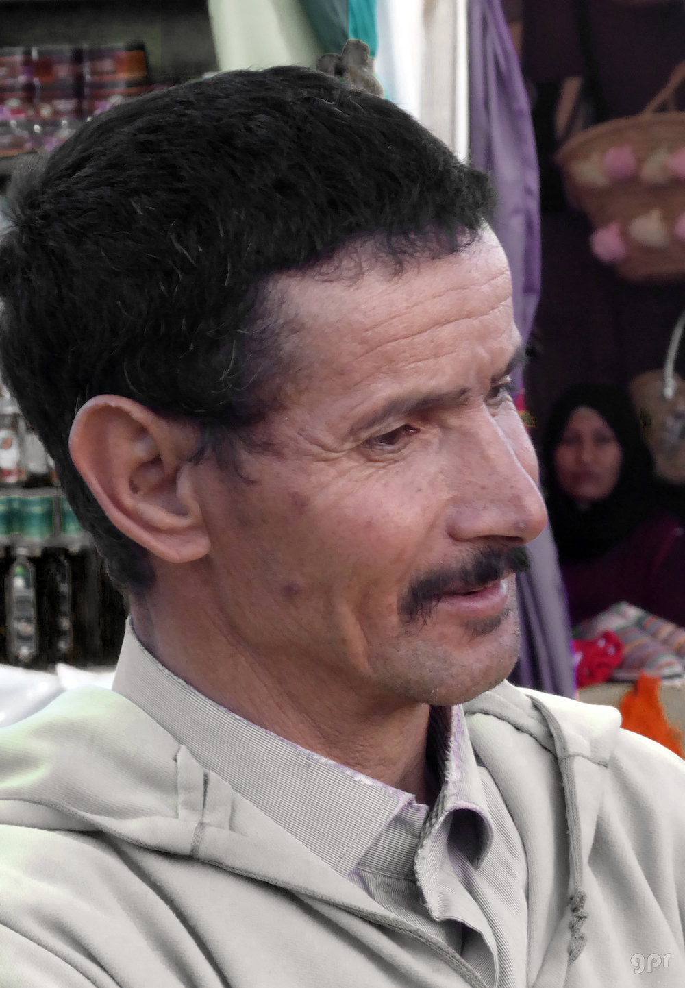 Vendedor de telas en el zoco de Ouarzazate