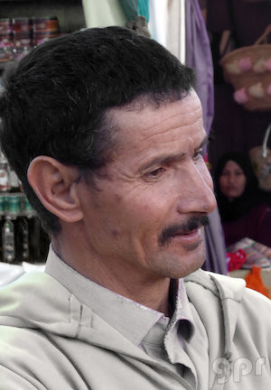 Vendedor de telas en el zoco de Ouarzazate