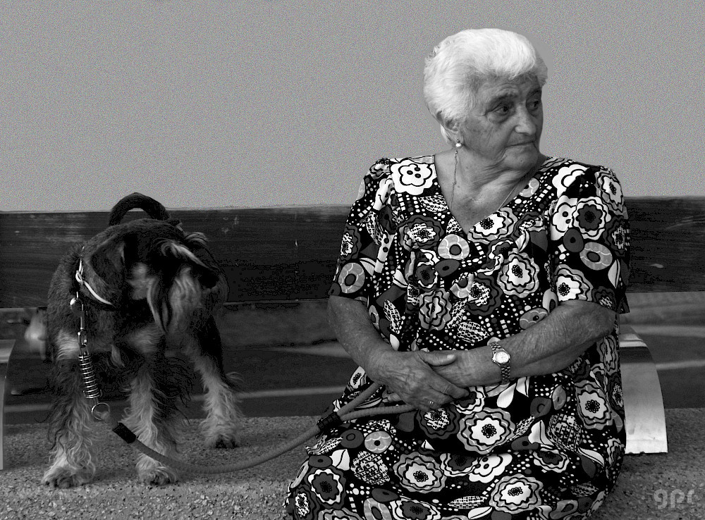 Doña Gertrudis y su perrito