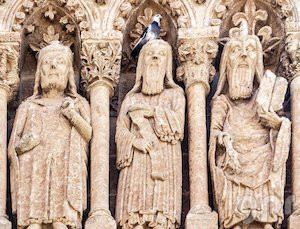 Figuras bíblicas y paloma, Catedral